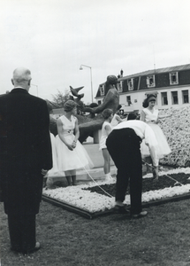 171113 Afbeelding van de onthulling van de beeldengroep op het voorplein tijdens de opening van het nieuwe N.S.-station ...